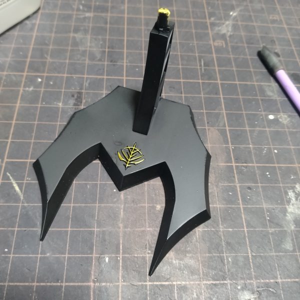 墨入れとスタンドのジオンのエンブレムまで終わらせました！😄本日の作業はホントにここまでにします！😀次回はデカール貼りします！😀（2枚目）