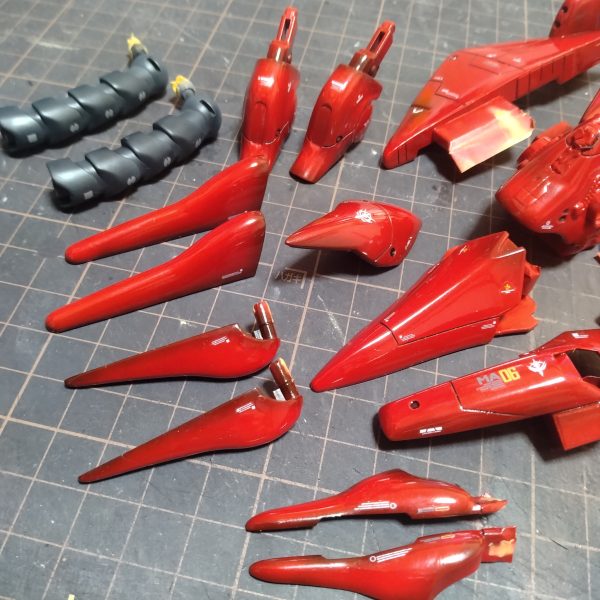 取り敢えずはデカール貼り終えました！😄ちょっとした筆塗りも同時にやりましたが、動力パイプやマスキングしてる箇所は艶消しにしたいので！怖いですが鏡面仕上げが終わってから最後に塗ろうと思います！😀さてここまでは普通の楽な道のりでしたが！次からはテーマでもある鏡面仕上げに取り掛かって行きますので！ちょっと完成までの道が険しくなります！😄次からはクリア吹かして行きます！最初のクリアは２回か3回吹かす予定です！😀取り敢えず！ゆっくりしようと思います！😄（2枚目）