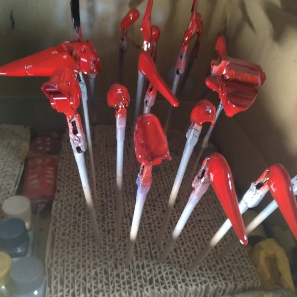 取り敢えずは3回スーパークリアを吹かしました！😄なので本日の塗装作業はこれで終わりにします！😀シッカリ乾燥させてから水研ぎに入ろうと思います！ちなみに大分前の投稿記事を読んでない方もいると思いますので！説明しておきますと！何故にこんなに塗装が早いの？って疑問に思ってる方もいると思います！😀私は速乾性の高い塗料溶剤を使ってます！😀かんたんに言うと！フラット系なら塗装して10分くらいで次の塗装が出来るくらいに乾燥します！光沢系だと、それよりもちょい待つくらいで触れるくらいに乾燥します！😀余り知った被りに言っちゃうと！詳しい方なら、それくらい知ってるよって思う方もいるとは思いますが！😄念のために書いておきますね!😄この光沢作業以外にも他のパーツでやる事があるので！それらもコツコツやって行こうと思います！それでは次回からペーパーかけて行きます！😀（2枚目）