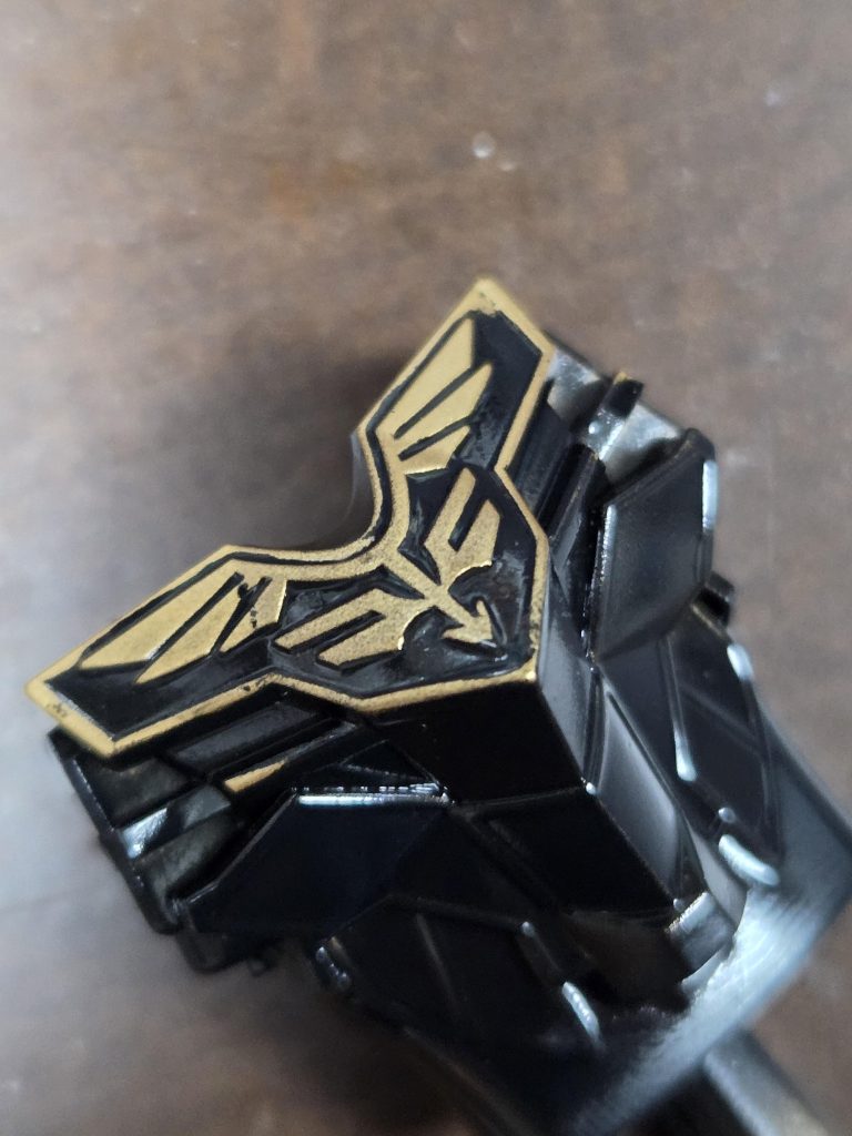 金下地の上から、水性塗料のブラックを吹いて、マジックリンで拭き取りして、エングレービングしてみました。拭き取りの力加減でなかなか苦労しちゃいましたね!