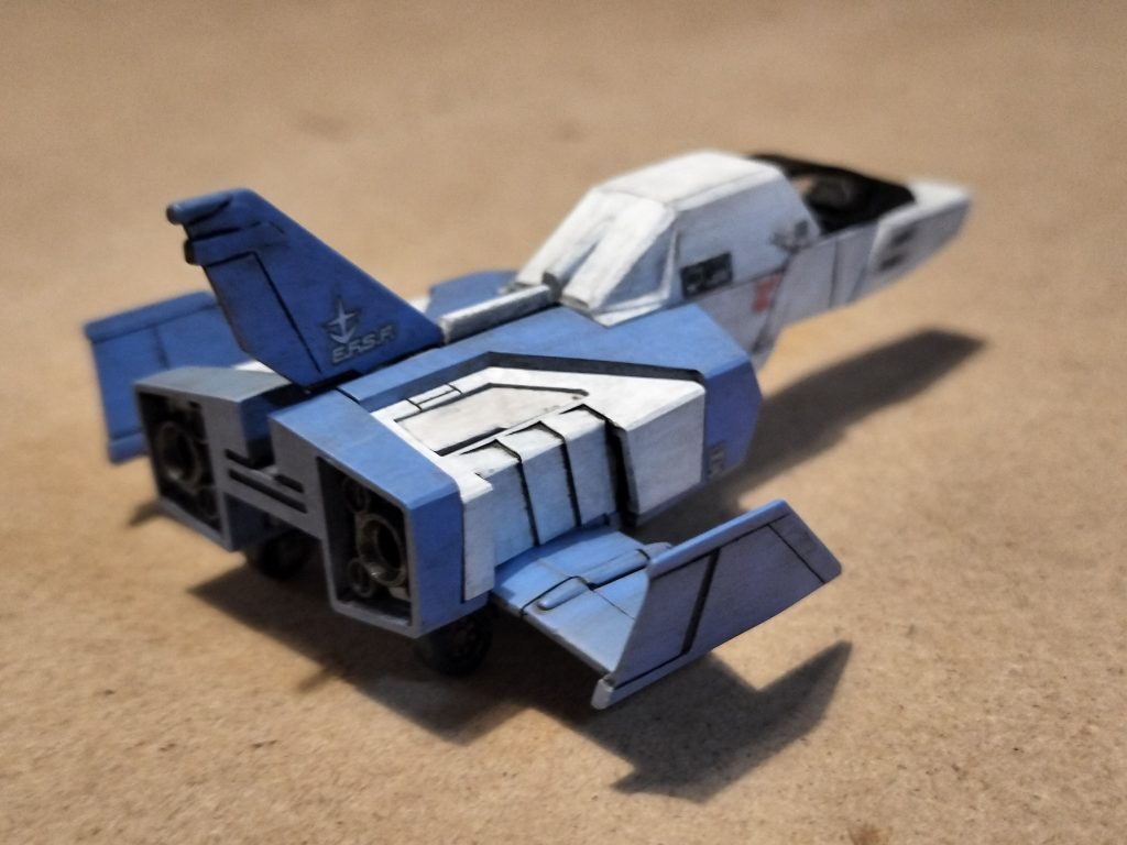 主翼にモールド追加と部分的に薄く削ってみたりしたがイマイチ分かりづらい…