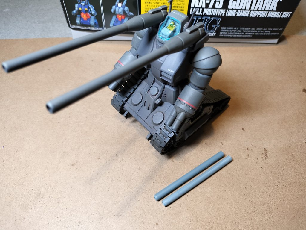 素組みで製作の予定だったがキャノン砲の接着して楕円形になったので根元の太い部分残しで砲身はプラ棒で新規作成