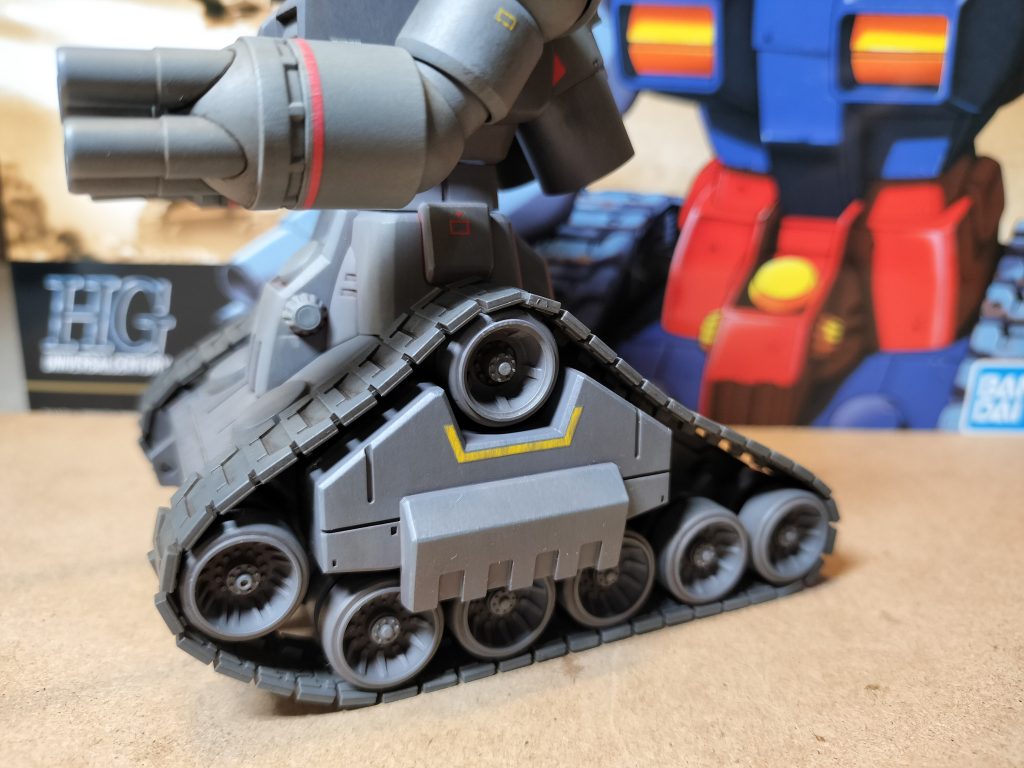 キットのままでは履帯が巻いてあるだけにしか見えないので重力を感じるようにカーブをてけてみたがもう少しオーバーにしてもよかったかな？