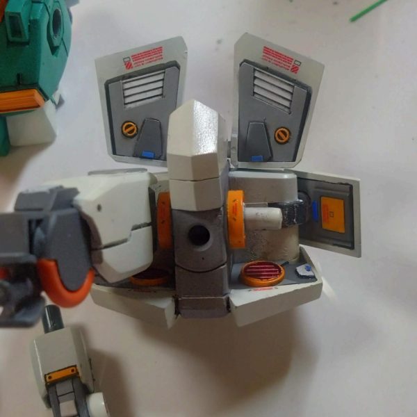 ジムIII　⑤塗装が概ね終わったので、お化粧の開始です🎶今回は腰回りに力を注ぎました😆完成したら見えなくなるので記念撮影です😸なんちゃって足首シリンダーも良い感じになりました😊デカールがズレてたり、スミ入れの拭き取りが甘かったりしてますね😅&nbsp;（3枚目）