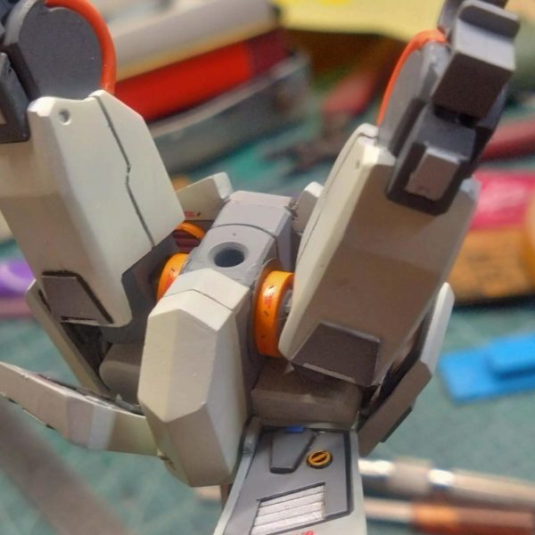 ジムIII　⑤塗装が概ね終わったので、お化粧の開始です🎶今回は腰回りに力を注ぎました😆完成したら見えなくなるので記念撮影です😸なんちゃって足首シリンダーも良い感じになりました😊デカールがズレてたり、スミ入れの拭き取りが甘かったりしてますね😅&nbsp;（4枚目）