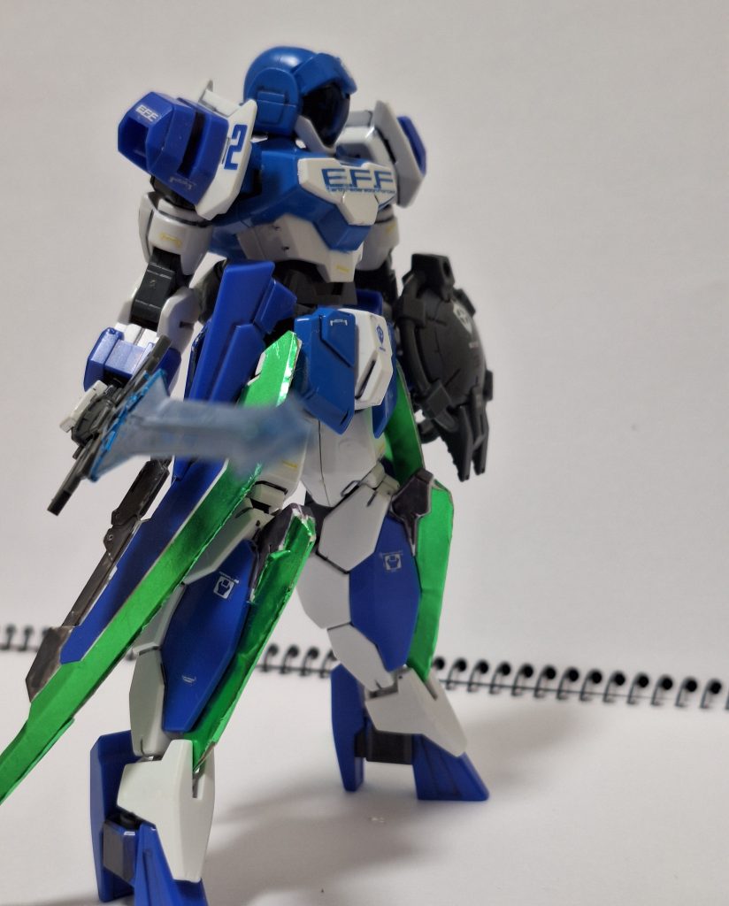 四肢はガンダムAGE1　レイザーのもの、腰にはレイザーの剣を取り付けました。