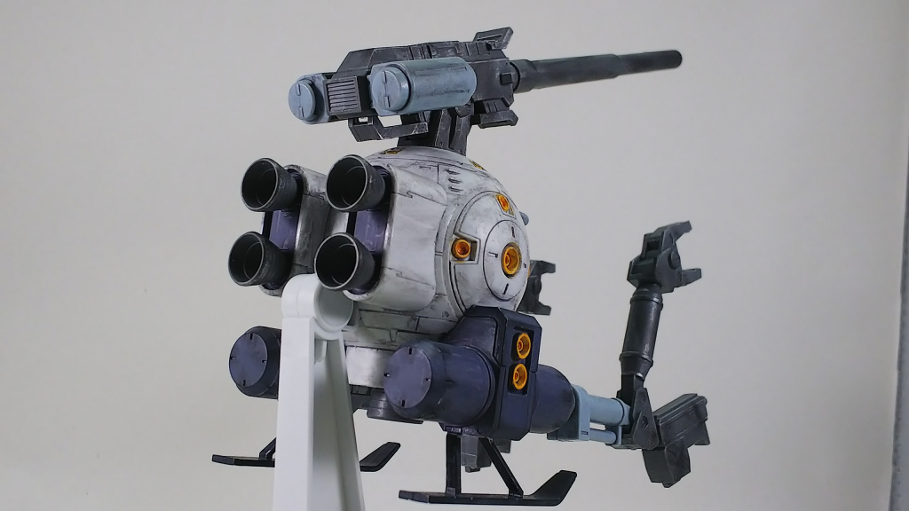 ほぼ白だから結構塗る所あるんだわ。後でデカール追加して銃口開けてもいいかも。