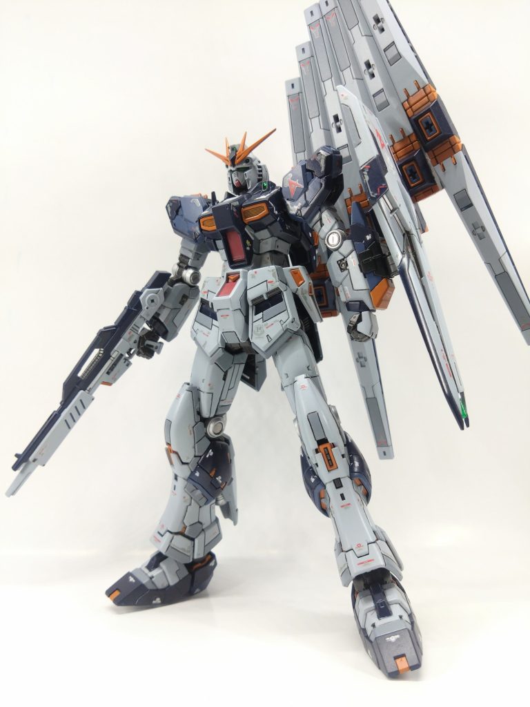 RGなので元々細かいパーツに苦戦しつつも、スジボリと色分けを各所に施しました。ボディカラーのホワイトを青みがかったグレーにして全体的に暗めのカラーです。なお今回はオリジナル武装等は作りませんでした。元々のキットの完成度高すぎて(gundam-kao5)