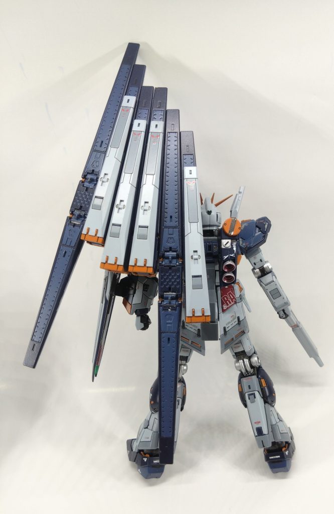 ファンネルも両面色分けしました。裏側は特に違う色分けすると違和感強くなりそうなので同系色で。本来イエローの部分はブラッドオレンジぽくしました。赤もオリジナル調色で暗め。