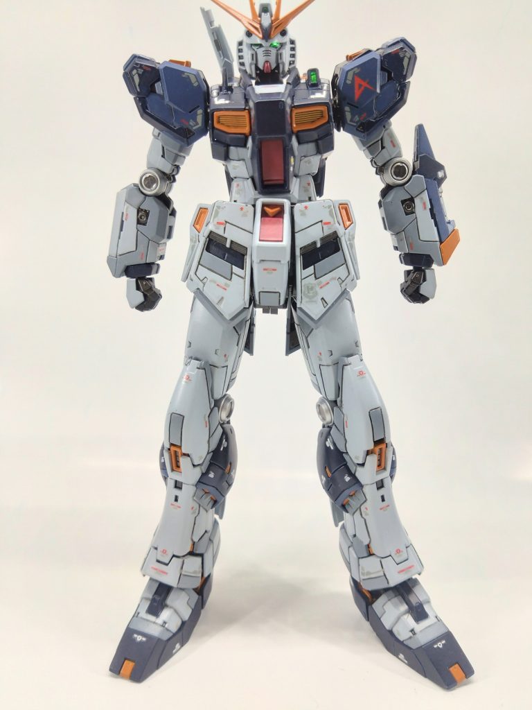 専用の水転写デカールであちこち貼りまくり。付属のリアリスティックより数が多い！貧乏性なので余らせても勿体ないと90%くらい使いました。目のシールは失敗したのか左右で反射がおかしい事に⋯