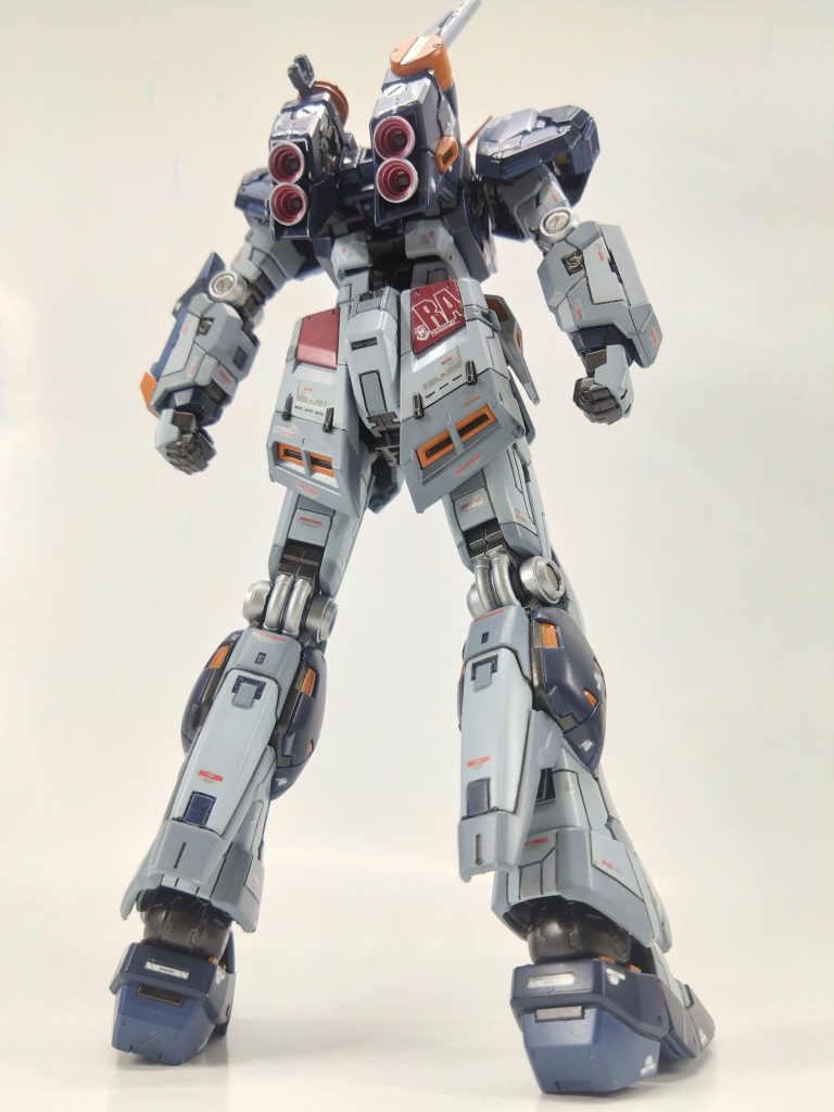 バーニア類はメタリックレッド。