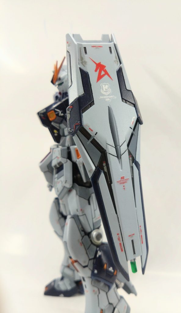 シールドは塗り分けてちょっとオリジナル塗装。ビームの先端を失くしてしまったので、クリアグリーンのランナーでワンポイント改修。