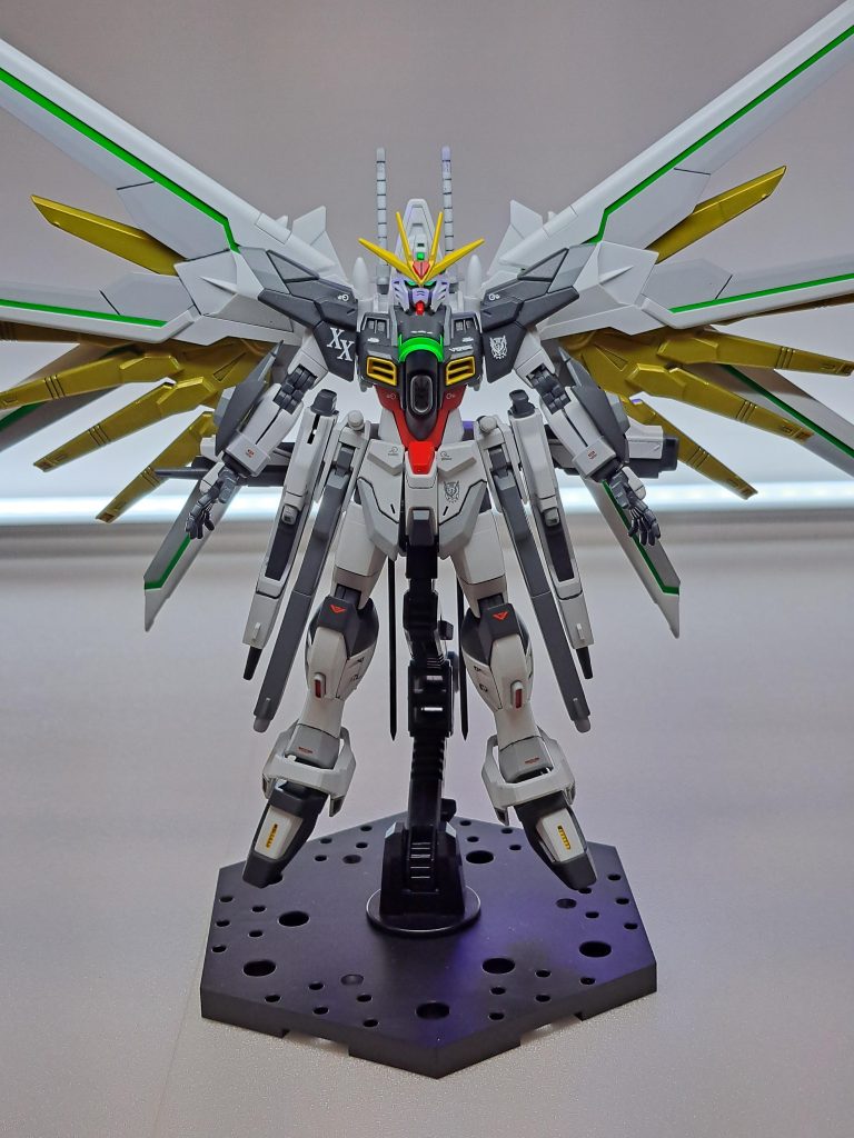 武装設定本機はプラウドディフェンダーと合体したことによる、フルバーストモード時の火力の低下が課題となった。しかしプラウドディフェンダーの特性上、機体背部への火器搭載が不可能であったことから、手持ち武装の強化が図られた。フツノミタマを2本装備し二刀流運用を可能とした他、高エネルギービームライフルを4丁装備、連結ロングビームライフルを複数使用することによりフルバーストモード時の火力を補うこととした。またディスラプターは事変時において調整不足と機体の損傷により80%の出力で運用された(妄想設定)が、機体の再調整により100%の出力で仕様可能となった。 ……まさかのビームライフル4丁持ち。キラの戦闘スタイルだと、投げ捨てられそうです。