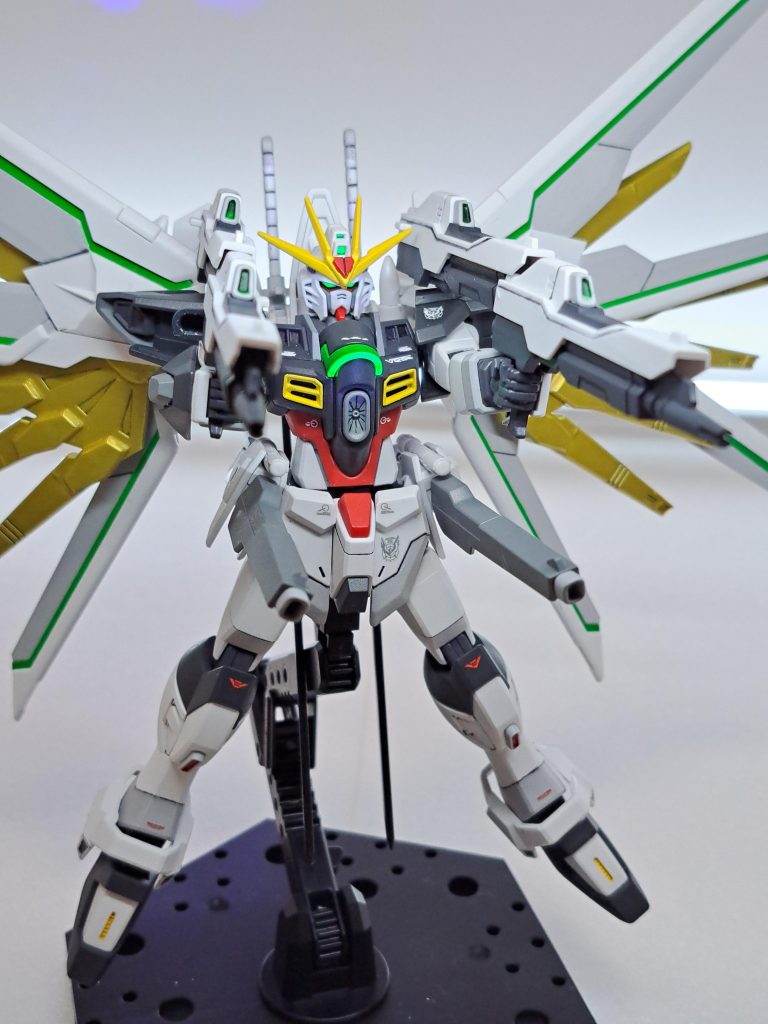 フルバーストモード。連結ロングビームライフルを短手に持ち肩で背負うと、プロヴィデンスガンダムのビームライフルぽい感じがします。