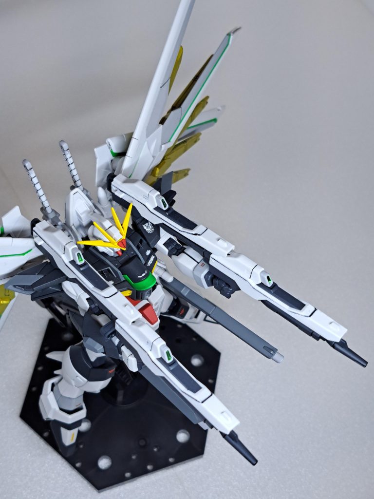 フルバーストモードその2。この角度で見るとツインサテライトキャノンぽさもありますね。元々マイフリのフルバーストモードは、ドラグーンもバラエーナも無く寂しい感じがしていましたが、ロングビームライフル両手持ちをしたことで迫力とケレン味が出た気がします。