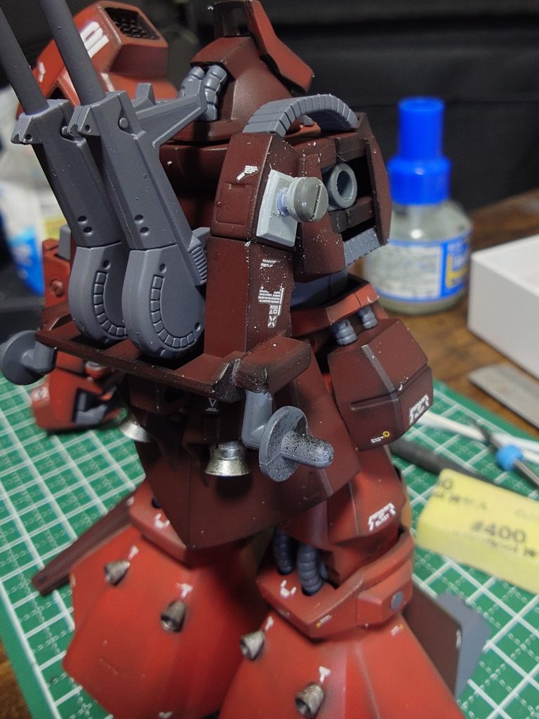 バズーカを引っ掛けるところを埋めちゃって、引っ掛けるところがなくなっちゃったので、バズーカハンガーをバックパック横に追加するアクシデントも🥴