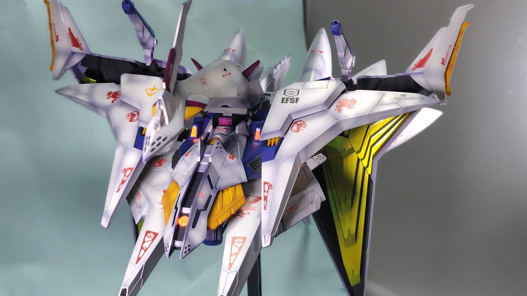 紫の上から白吹いたんだけど何か青っぽくなっちまった。あと、モノアイ付けた。