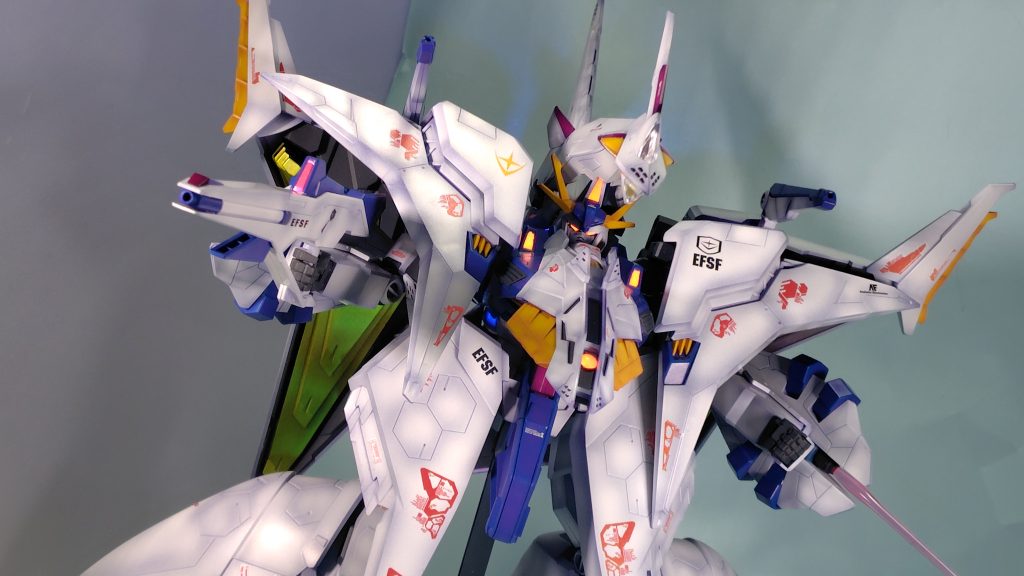 目やライフルのセンサーは蛍光レッド塗って上からクリアーピンク塗ったらマゼンタっぽくなって良い感じ。