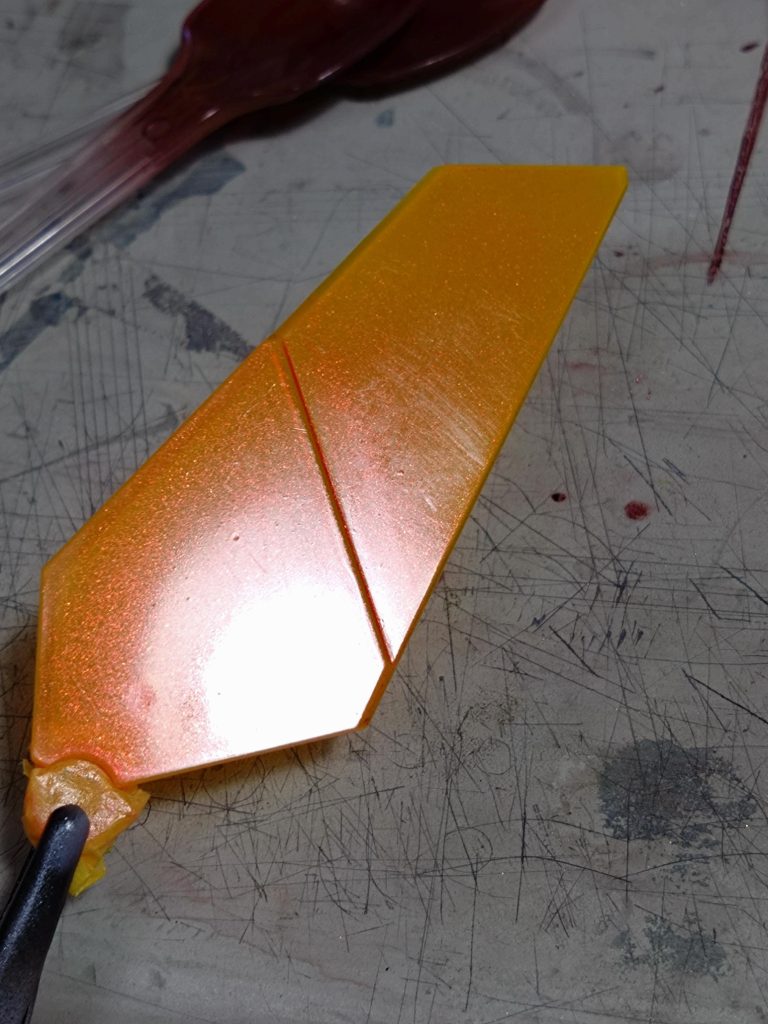 サイコフレーム部分はLED光が直接当たらない表面を中心に、100均の極粗レッドパールをラッカークリアーで溶いたものを吹き付けています。内部フレームは摩擦が多いであろう位置なので、800番のヤスリで全てに足付けをしています。