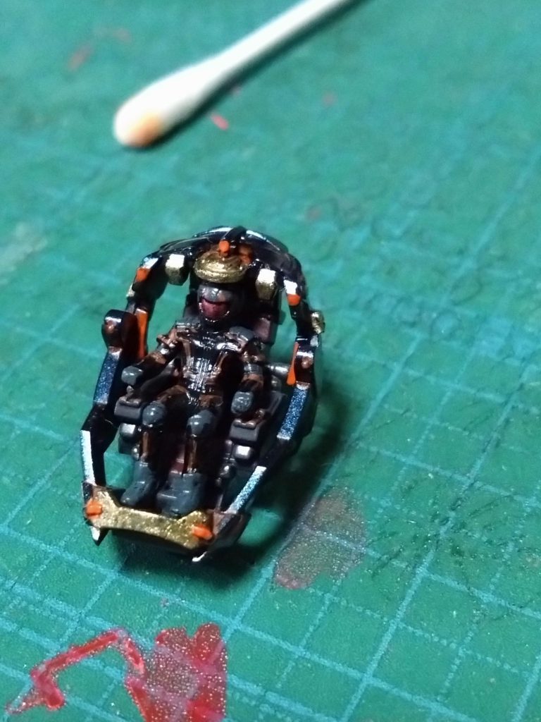 リディ少尉です。8色で塗り分けています。コックピット周りも設定よりも派手目の塗り分けにして、ユニコーン内部に入れて、コックピットハッチのスキマからでも分かりやすい、ちょっと煩さめの配色にしています。