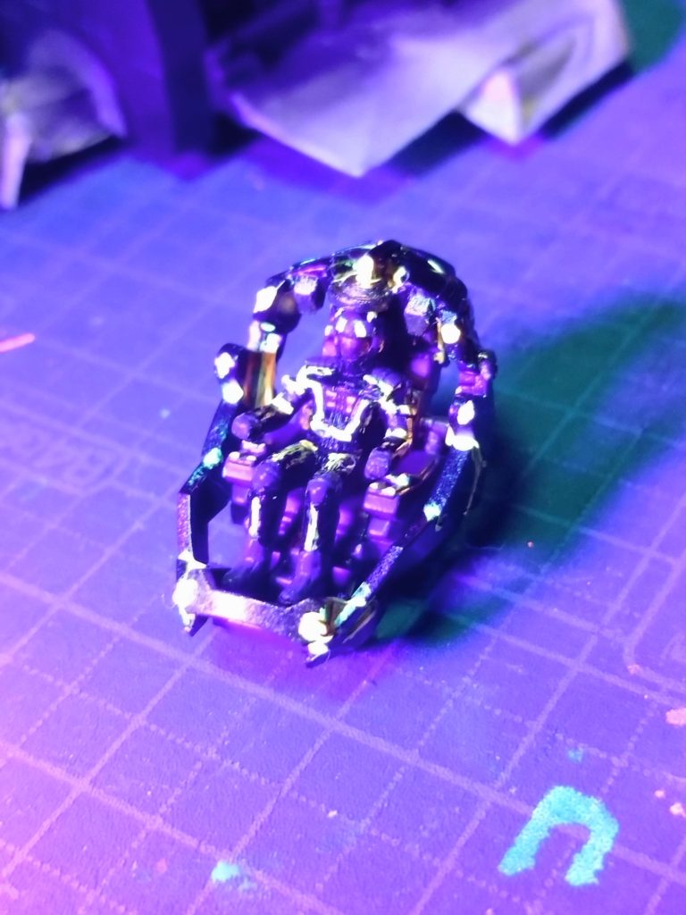 スーツのラインやコックピット計器など、部分的に蛍光を使っています。