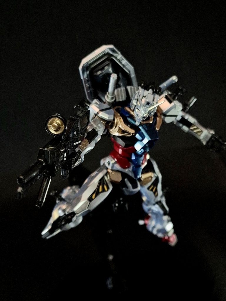 ビーム・ライフルマニピュレーターで操作する射撃兵装。公国軍に先駆けて連邦軍が小型化と標準装備化に成功したビーム兵器で、直撃すればモビルスーツも破壊できるだけのビームを発射する他、照準器を使った精密射撃も行える。