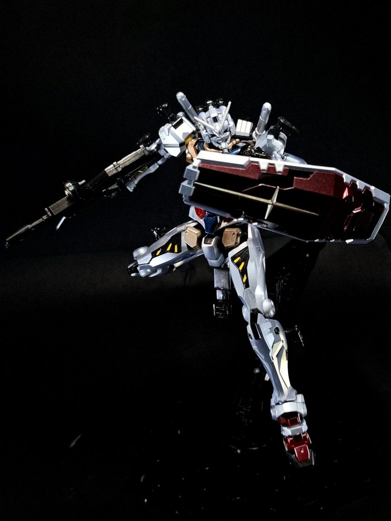 特殊機能コアブロックシステムコクピットとバックパックがコア・ファイターとして分離・独立する脱出システム。エクステンダー両肩、両腕、両脚に搭載されている武器やシールドの固定器。武装・必殺攻撃頭部バルカン頭部両側面に2門搭載された実体弾砲。複数の砲身が回転しながら弾丸を射出する構造で、優れた連射性能を誇る。給弾は首元の弾倉から給弾ベルトを介して行われ、発射時には弾丸と共に薬莢も外部に排出される。