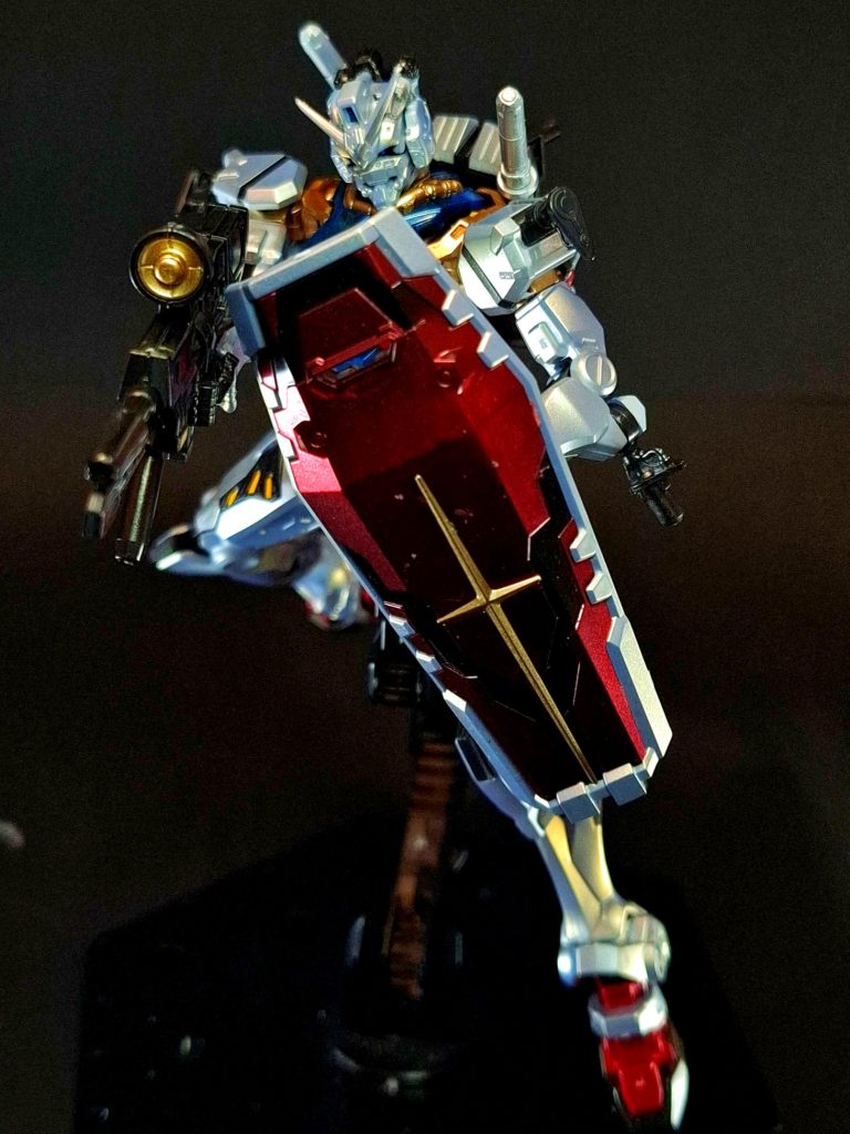 シールド腕部にエクステンダーを介してマウントされる、腕部を覆い隠すことができるほどの大型シールド。対MS戦闘を想定したもので、中距離からの射撃戦や格闘戦でも高い防御性能を発揮した。シールド表面には四芒星のマークがあしらわれている。