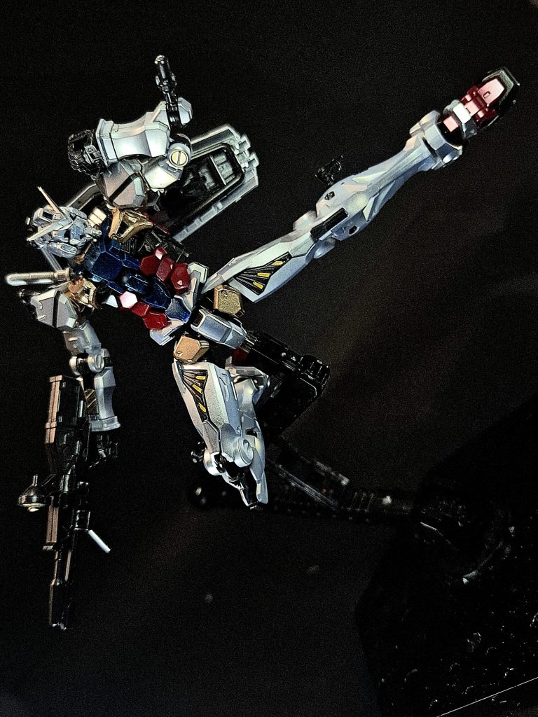 戦後にジオン公国が公開した情報によれば、基本設計は公国のMS技術をベースに連邦軍の最新技術を搭載した機体であったとされる。ザクまでのMSには見られないルナ・チタニウム合金製の装甲、頭部バルカンやセンサードームが装備されており、これらは当時のMS設計思想とは一線を画すものであった。鹵獲後はそのままシャアの乗機となり、連邦軍から追撃のために送り込まれた同型機01ガンダムを撃破。ジオン公国軍に渡った後は少なくとも二度改修が行われており、その際にシャアのパーソナルカラーである赤に塗装され、武装の追加などが行われた。この際のカラーリングが、ジオン公国側での運用名「赤いガンダム」の由来となった。