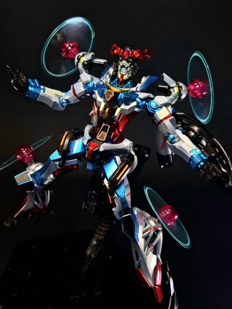 オメガ・サイコミュ起動時には頭部ブレード・アンテナを兼ねた拘束具が解放されると共に、コクピットには脳波コントロール用のインターフェイスが出現し、サイコミュ制御の駆動形式へと移行する。更に、オメガ・サイコミュが解放された際には両肩・両足からも円状のユニットが起動するほか、エンディミオン・ユニット覚醒時には頭部の「口」が開き、機体の性能を最大限に発揮することが可能となる。武装としてビーム・ライフル、ビーム・サーベルに加えてIフィールドを搭載可能なシールドを持つ。また、コア・ファイター機構が搭載されており、バックパックとして機能するほか、分離すれば単独での飛行も可能となっている。