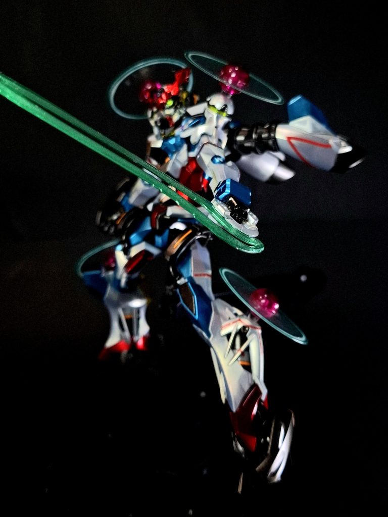 ビーム・サーベル腰部後方に装備されたメガ粒子循環式ビーム・サーベル。ビームの刃が棒状ではなくデバイスを中心に還流するように形成されるのが特徴で、ブレード状に形成した粒子を高速回転させることで優れた切断力を発揮する。最大二刀まで携行可能。ビーム・ライフルと同じく赤いガンダムとの交戦時に喪失し、その後ソドン収容時に再装備された。