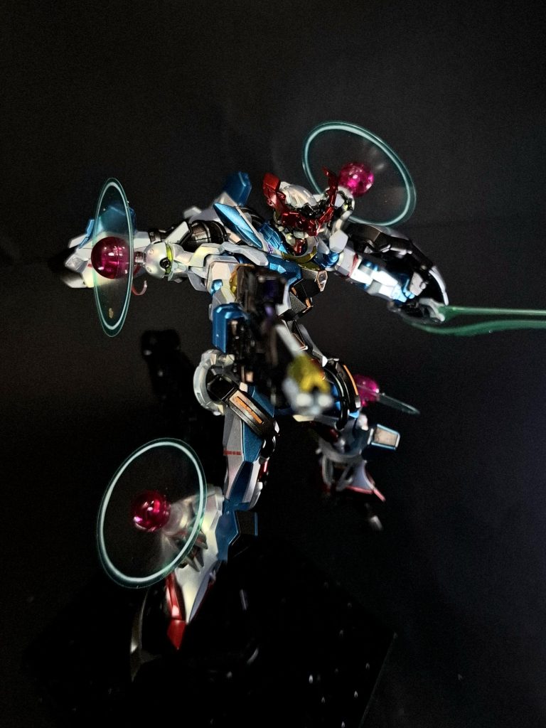 特殊機能編集オメガ・サイコミュ本機に搭載された特殊なサイコミュシステム。起動時には頭部ブレード・アンテナを兼ねた拘束具が解放されツインアイが露出。コクピットに掌を模した脳波コントロール用インターフェイスが出現し、駆動方式がサイコミュ制御によるものへと切り替わる。更にオメガが解放された際には両肩・両足からも円状のユニットが起動し、シャロンの薔薇の時間凍結に対抗することが可能となる。アマテはこのシステムを起動できる素質を持っていたため、実戦経験がないにも関わらず機体を操縦することができた。