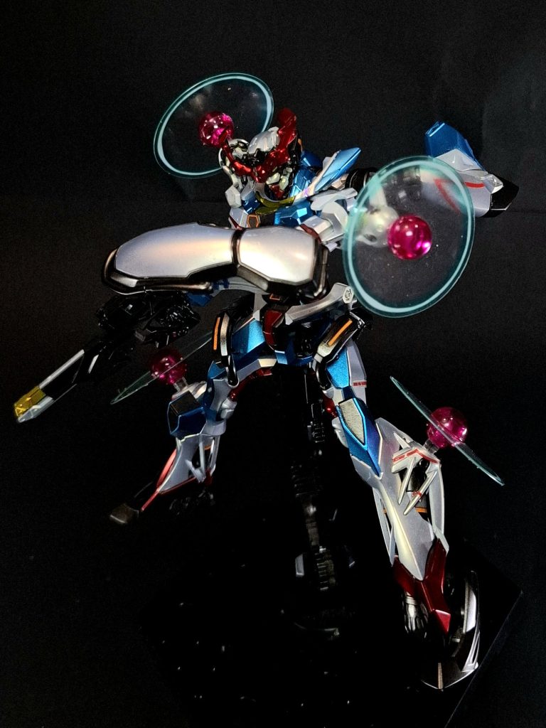 シールド腕部を覆うように装着される防御兵器。物理シールドとそれに覆われた電磁シールドの二層構造となっている。電磁シールド内部には小型化されたIフィールドの搭載を予定していたが、試作機故に実装には至っておらず、物理シールドとしての運用のみに留まっている。