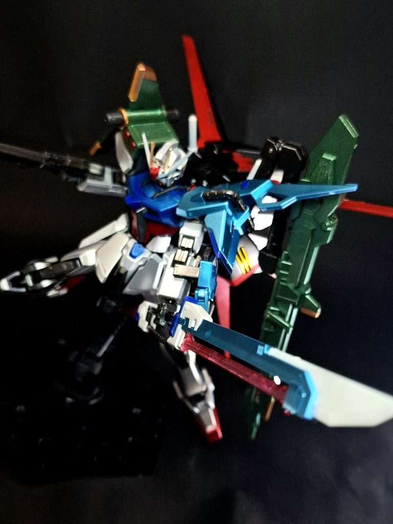 ストライク本体側&nbsp;75mm対空自動バルカン砲塔システム・イーゲルシュテルン頭部に2門内蔵されている標準的なCIWS（対空防御機関砲）。GAT-Xシリーズの頭部に共通して装備されており、主に至近距離でミサイルや航空兵力を迎撃するために用いられるが、対歩兵用などに使用される場合もある。高精度の射撃指揮装備により、目標の発見・追尾・射撃まで自動化されている。コンバットナイフ・アーマーシュナイダーMSサイズの超高度金属製近接格闘用戦闘ナイフ。超振動モーターで刀身を高周波振動させることで、あらゆる物質を切断可能。小型のため交戦距離は限定されるが、投擲するなどの使用も可能。稼働用バッテリーは内蔵式で、本体のエネルギー残量によらず使用が可能。PS装甲であっても技量次第では致命傷を与える事が出来る。57mm高エネルギービームライフルストライクの主兵装。ザフト製の標準的なビームキャノンよりも大幅に小型化されている一方で、艦艇の装甲をも撃ち抜くほどの威力と、対MS戦などにも対応する連射性能を誇る。機体エネルギーをグリップのコネクターから直接供給しているため、使用回数や稼働時間は制限される事が多い。本編ではパーフェクトストライクの状態では使用しなかったが、ゲーム等に出演した際には本武装を使用することがある。