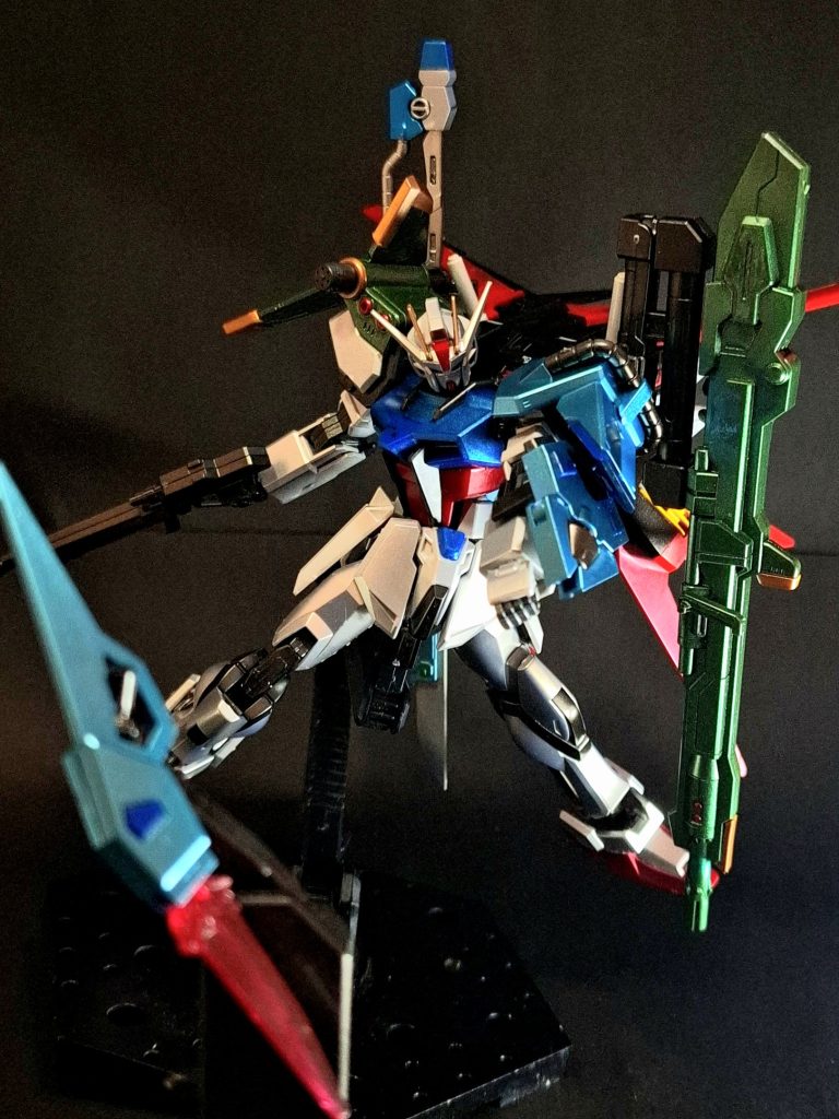 ビームブーメラン「マイダスメッサー」左肩の装甲に取り付けられた投擲兵器。パワーコンデンサーを搭載しており、投げた状態でもビーム刃を発生し続ける。また、投擲後の軌道が弧を描くため、回避されたとしても回収が可能であり、複数の敵との戦闘時などに有効。