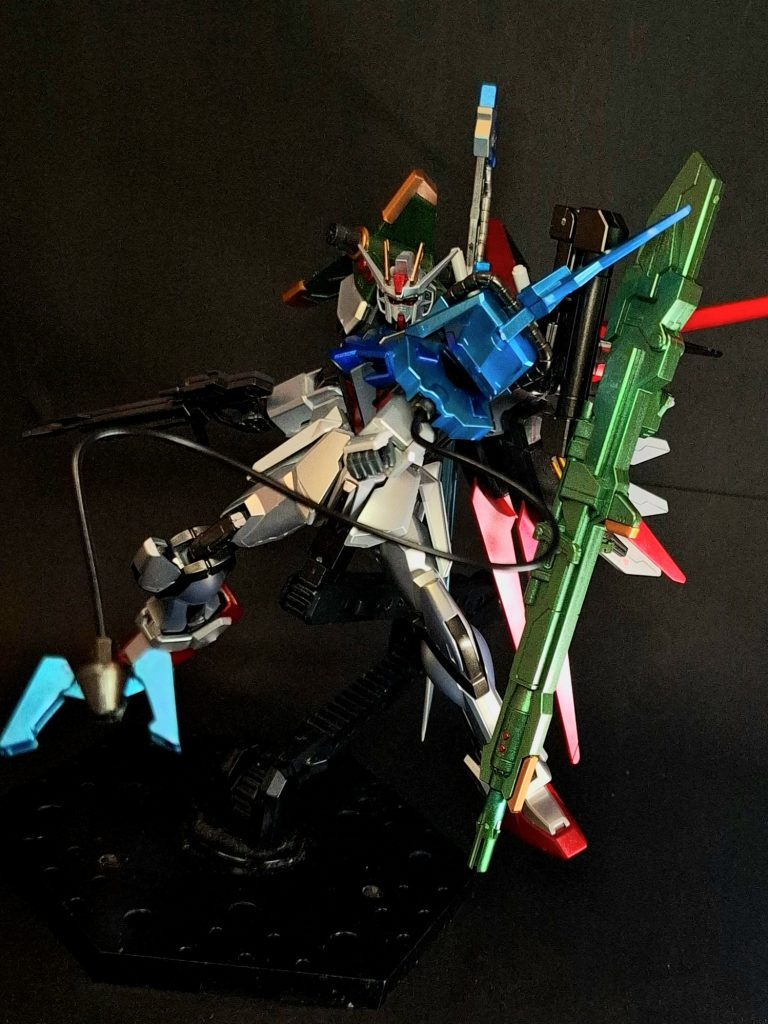 ロケットアンカー「パンツァーアイゼン」マイダスメッサーと同じくソードストライカーを構成する兵装。左前腕部に装備されたロケット推進式のアンカーで、射出したクローが展開、敵機の補足や破壊が可能。ワイヤーが内蔵されたキャニスターは、シールドとしての機能も有している。