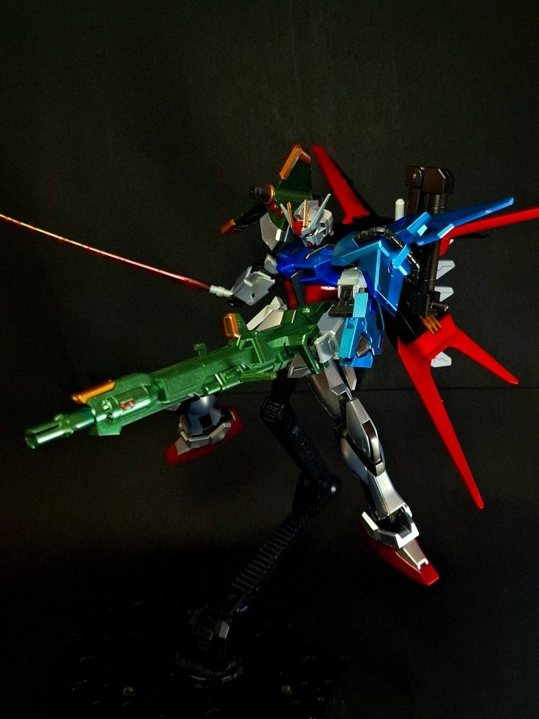 320mm超高インパルス砲「アグニ」左肩部に装着された、ストライクの兵装中最大級の破壊力を誇るビームキャノン砲。アウトレンジ攻撃（敵側の兵器の有効射程外からの攻撃）を主要務として開発された。高圧縮状態の臨界エネルギーをマイクロ秒オーダーのバーストインパルスとして精製・射出して目標を破壊し、至近弾ですら標的を撃破しうる。威力に比例してパワー消費率も高いが、外部電源を接続すれば長時間に渡る高速連射も可能である。