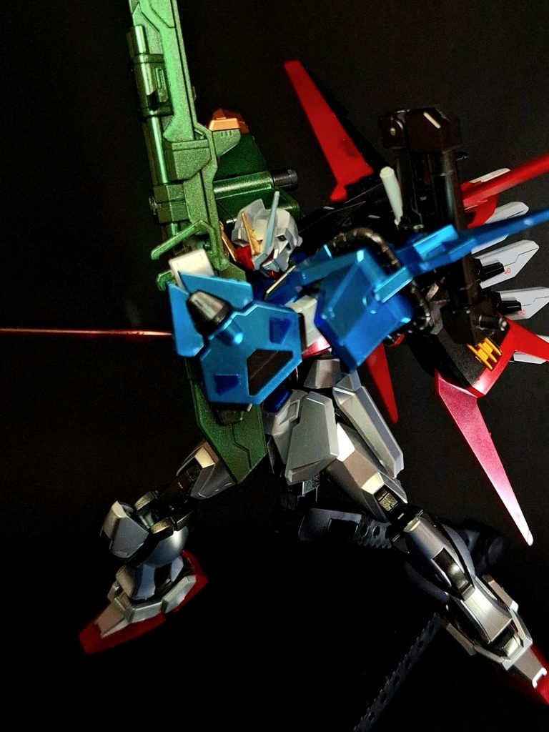 コンボウェポンユニット右肩部に装備された120mm対艦バルカンと350mmガンランチャーの複合兵装。近距離の敵への対応を苦手とするランチャーストライクの近接防御を目的に開発された装備で、近接防御兵器を持たないバスターの反省を踏まえ、信頼性の高い在来兵器のみで構成されている。同時に複数の標的をロックオン出来ることから、攻撃はもちろんのこと、ミサイル等からの迎撃にも使用する事ができる。120mm対艦バルカン砲コンボウェポンユニットに搭載された対艦用バルカン砲。イーゲルシュテルンよりも大口径のものを搭載している。対艦攻撃用だが、むしろ中近距離での対MS戦闘における迎撃や牽制に有効な装備である。350mmガンランチャーコンボウェポンユニットに装備された2連装多目的ランチャー。砲弾・ミサイルの共用砲身となっており、用途に応じた弾種を撃ち分けられ、バルカン砲よりも広いレンジに対応する。