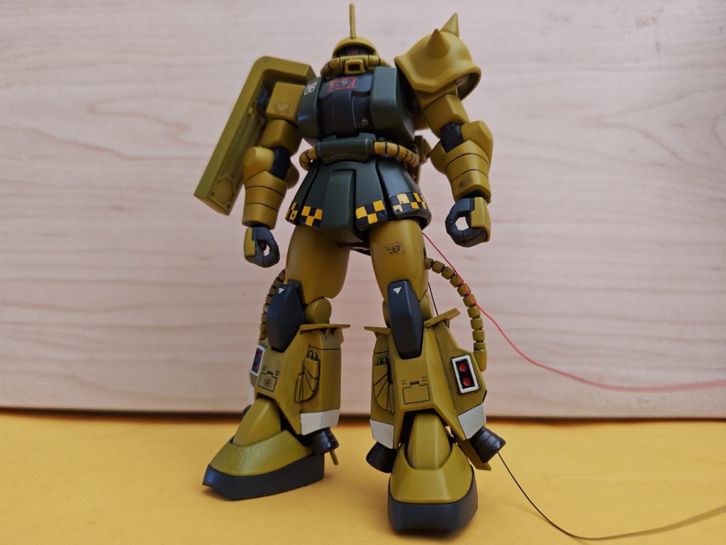 黒い三連星のリペイントでカーキー色と明る目のグリーン系の2色に。トラ柄の市松模様も忘れずに。