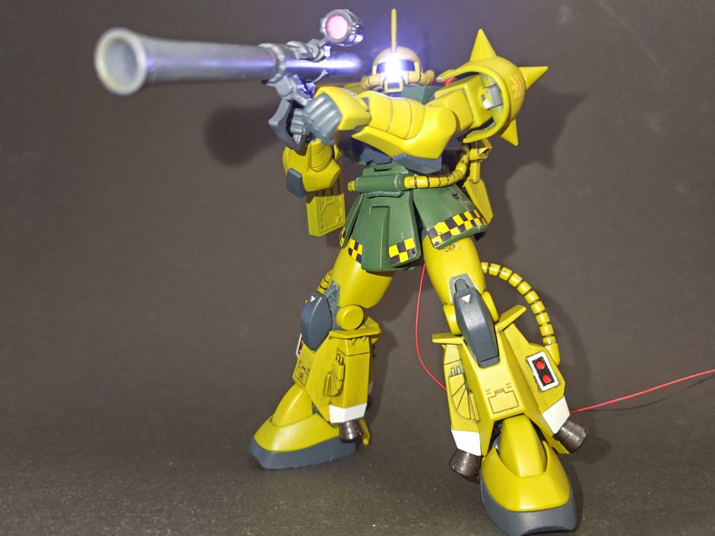 マイクロLEDをモノアイに仕込みましたが光度が強く、ぼんやり光るというよりライト状態に。