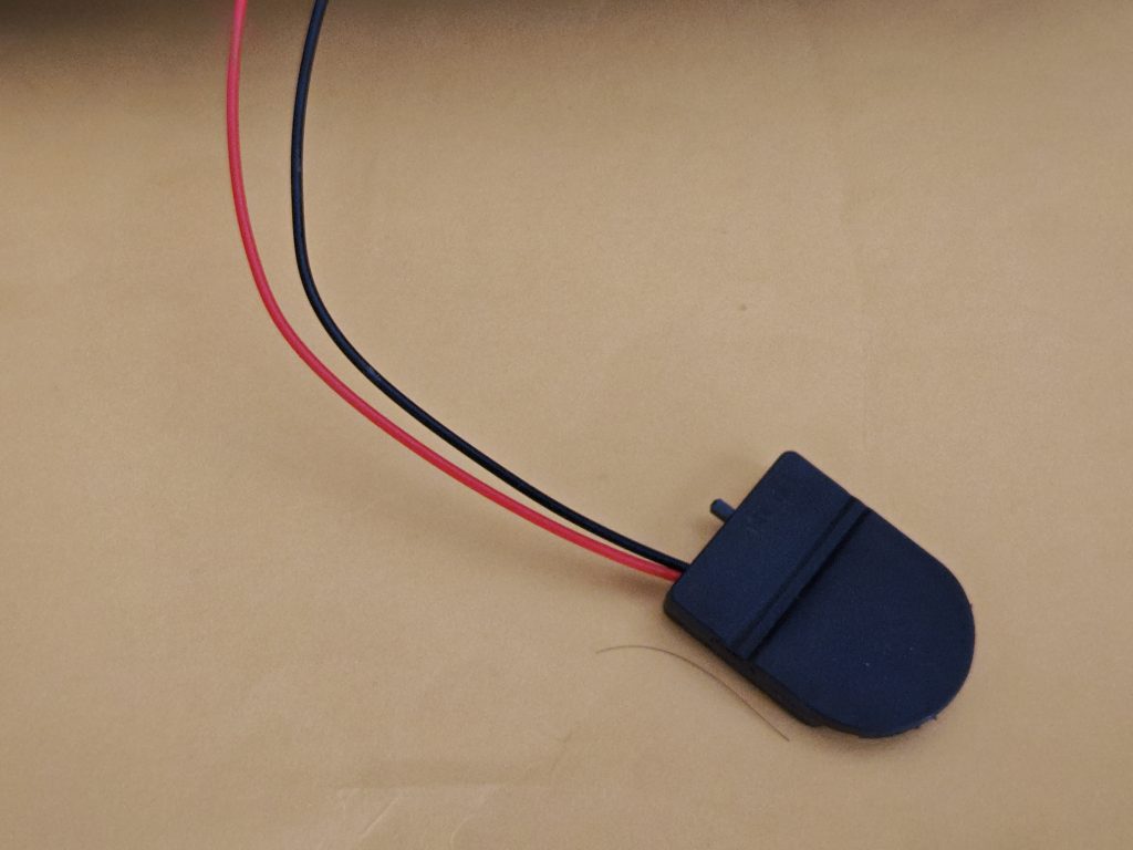 電池BOX（ボタン電池CR2032）を入れるスペースが無くて外付けです。