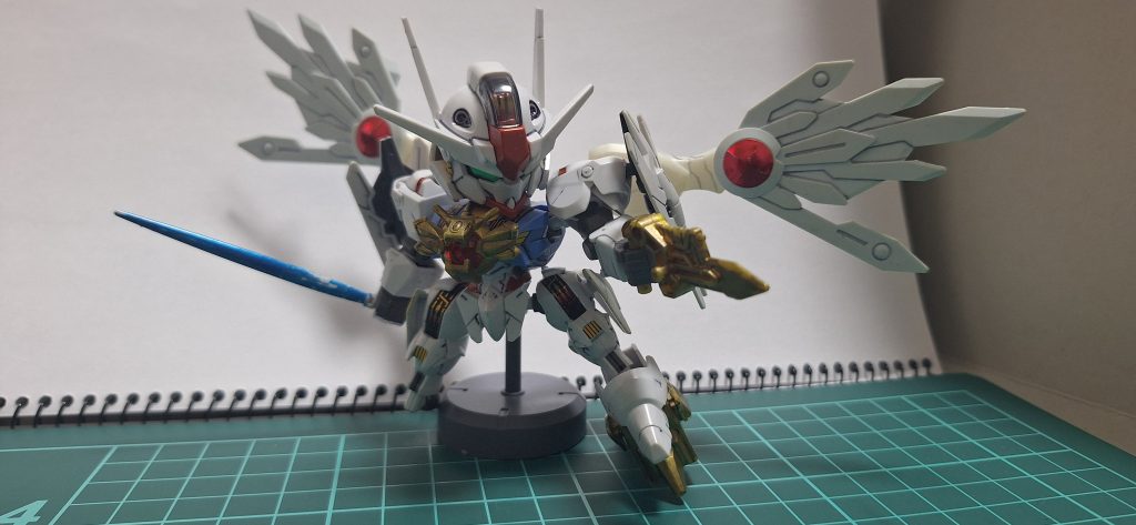 両肩にはビットを装着しており、分離させての射撃戦が可能。ユーラヴェンガンダムのパーツを取り付けました。