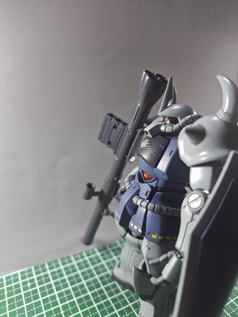 モノアイはHアイズで仕上げてます。特別な改造はしていません。手首が無かったのでザク類から流用してます。