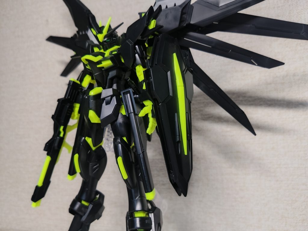 本体は改造・塗装は一切せず、ツインアイのみ好みでメタリックテープとUVレジン液でコートしました。このギラつきがたまらん🤤以下ポージングをどうぞ↓