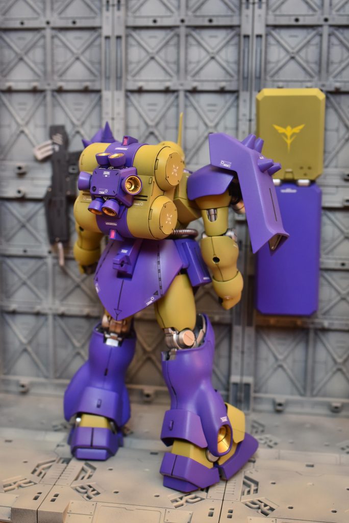 ゲルググの時点でオミットしたにも関わらず、それ以降もスパイクアーマーと動力パイプを備え付けるあたりにジオン系技術者の矜持を感じます。