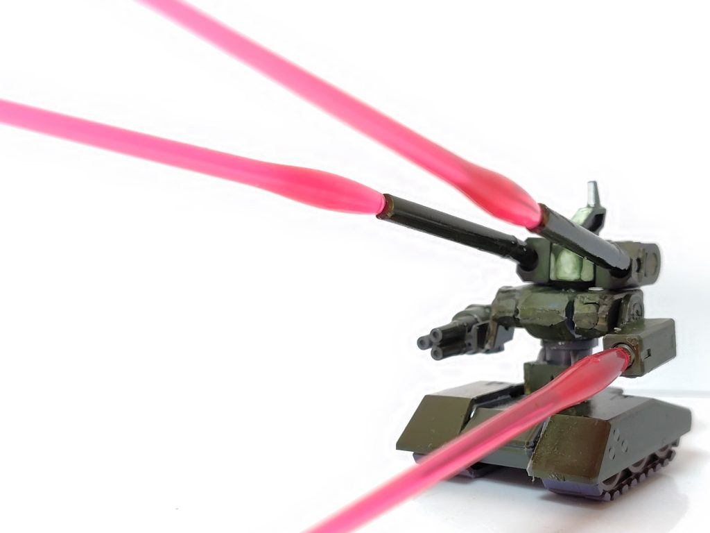 砲口と左手のミサイルポッドからビームが出ます