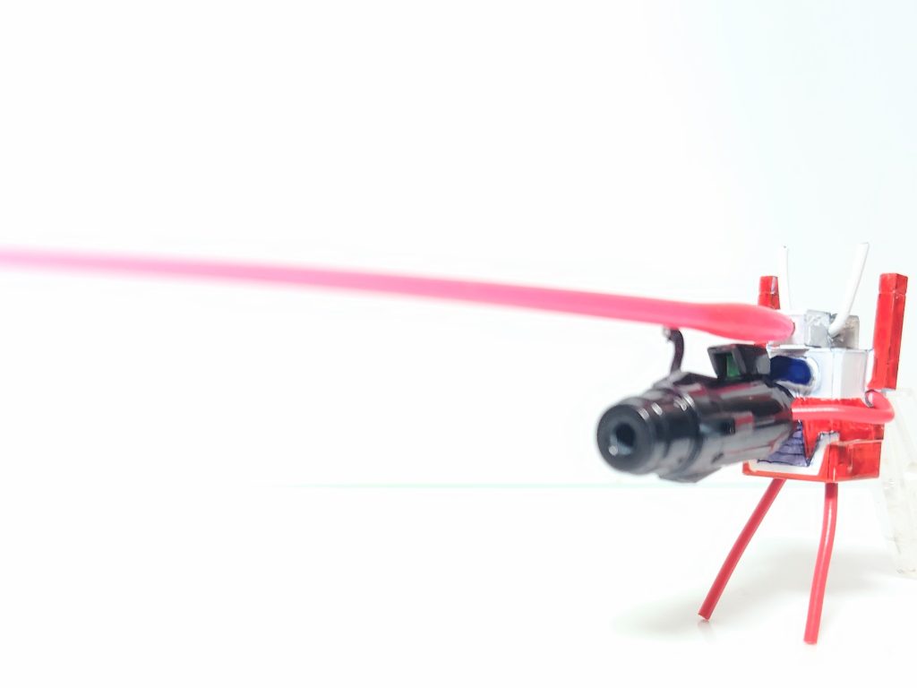 ………でもビームはトサカから出ます