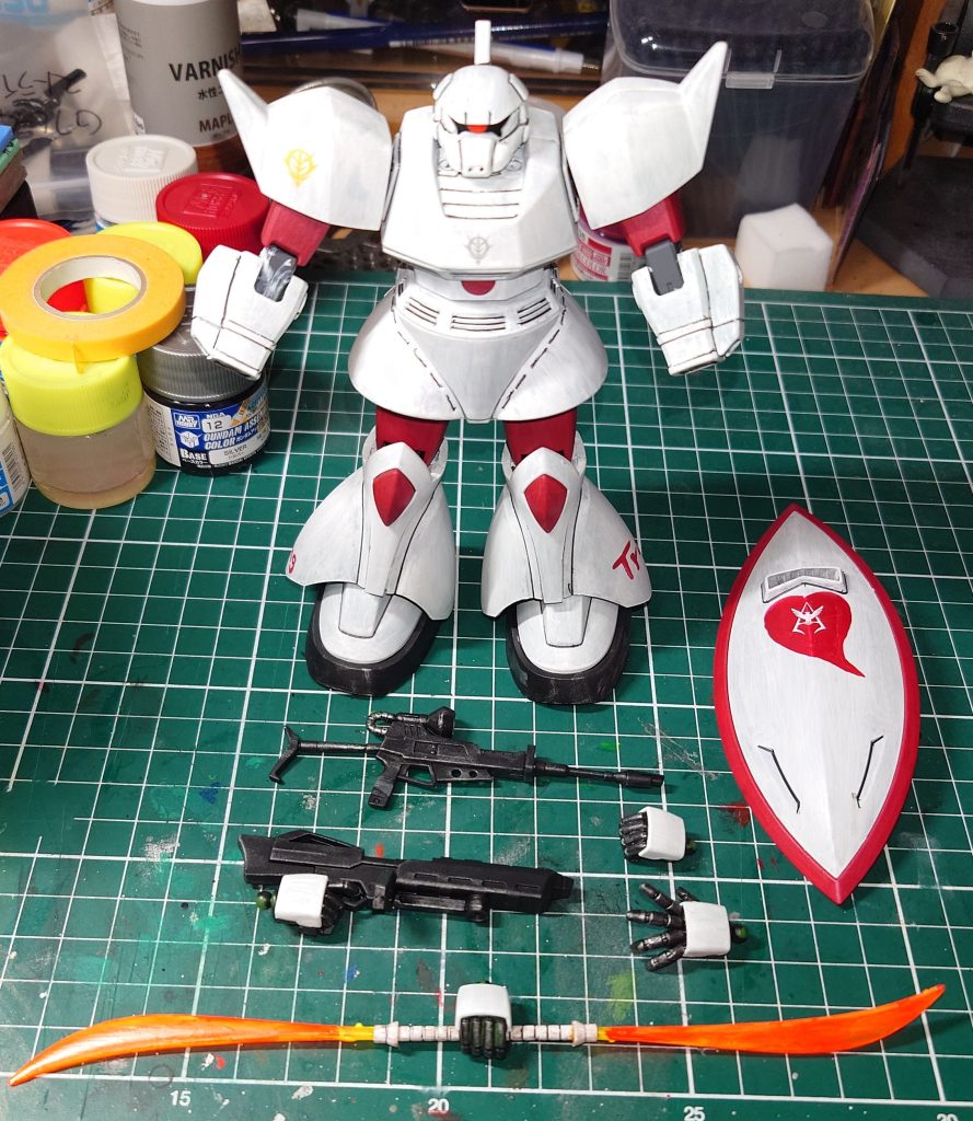 　取り乱しました…すみません　ほぼ定価で入手したゲルググ（ユニコーンver.）を筆塗り全塗装！　ベースはシャア専用ゲルググ　組みやすい良キットですが、リヴァイブ版をだしてほしい！　白い部分はベースホワイト→グランプリホワイト（2回）→スミ入れ＆デカールワーク→つや消しトップコート　赤い部分はベースレッド→メタリックレッド→つや消しトップコート　ゲタやハンドパーツ、ライフルはサーフェイサーブラック→シルバーでドライブラシ　バーニアはベースグレー→シルバー→中心のみ蛍光イエロー→つや消しトップコート　モノアイやライフルスコープは蛍光レッド→つや消しトップコート