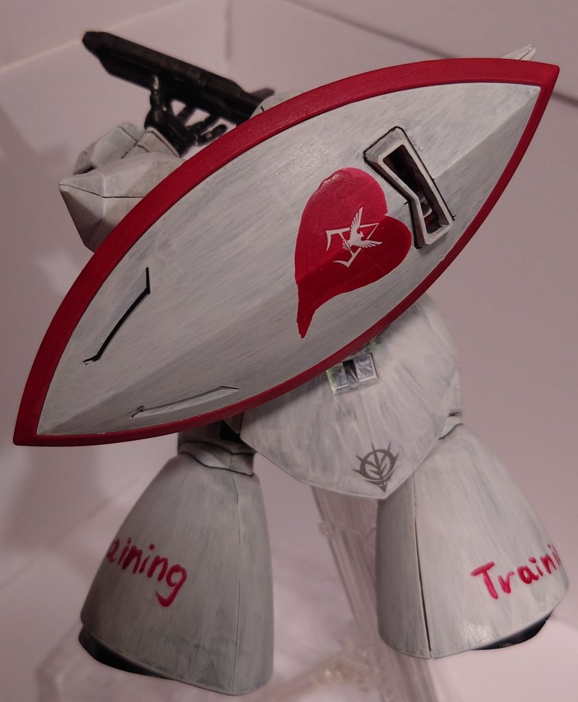 ハートマークは手描き　両脚外側には「Training」と手描き　今回は、隠蔽力の低い白の塗装に苦しみました　　ベースホワイトから塗り重ねても、なかなか塗りムラが…缶スプレーやエアスプレー使えば綺麗何でしょうが、筆塗りが面白いからこれで完成！　最後に「教習型」だからね！　「強襲型」ではないよ！