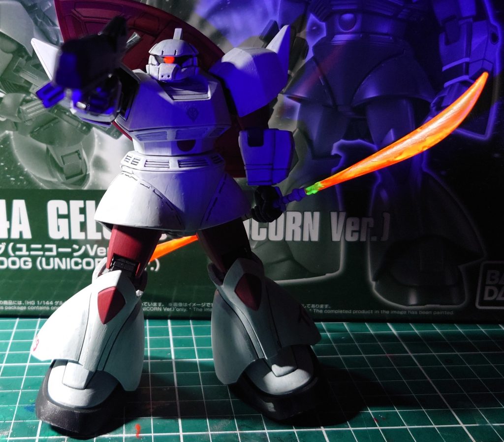 　ビームナギナタも光るってばよ！　　作りながら、「俺はなんてものを作ってるんだ…」と呆れましたが、完成すると悪くない気がしてきました…